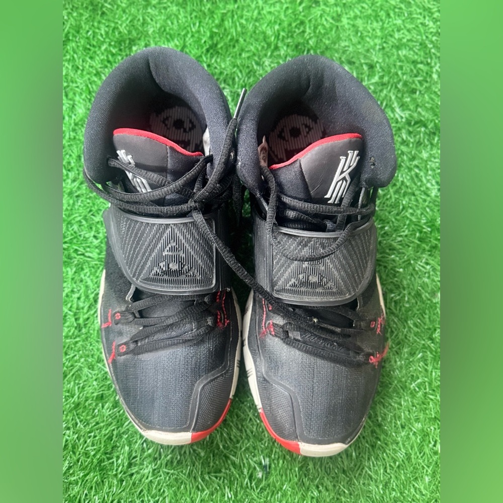 Nike Kyrie 6
Bred‎ Size 8.5